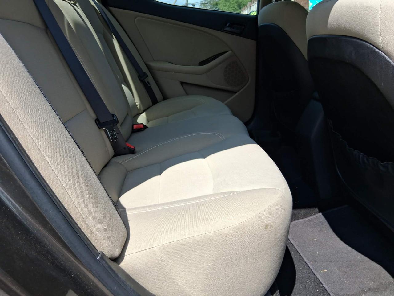 Kia Optima LX MT 2012