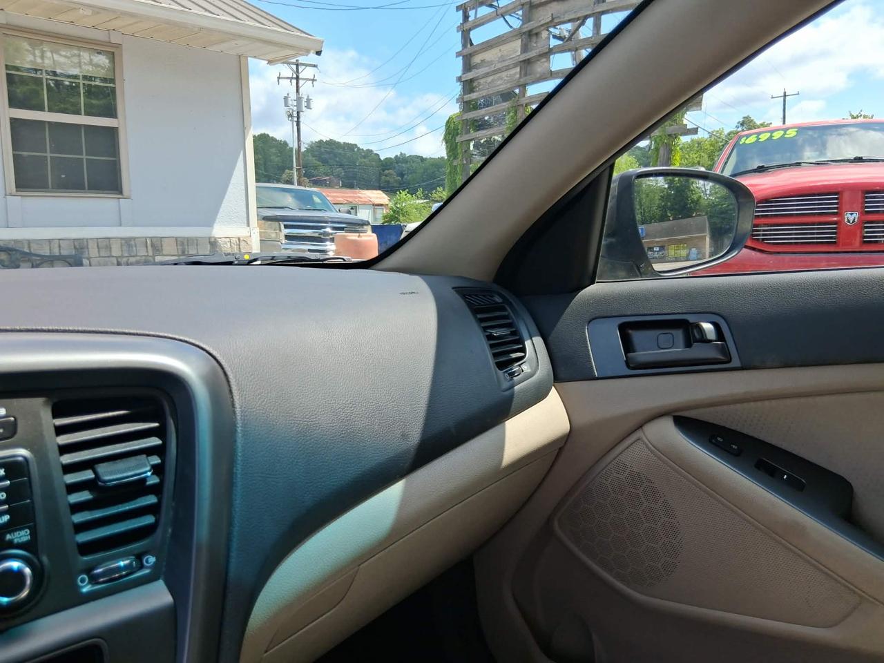 Kia Optima LX MT 2012