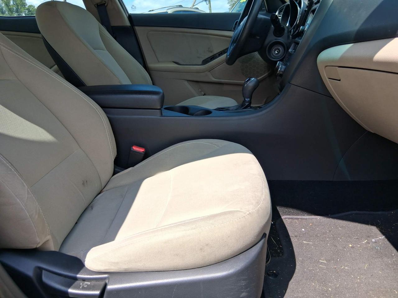 Kia Optima LX MT 2012