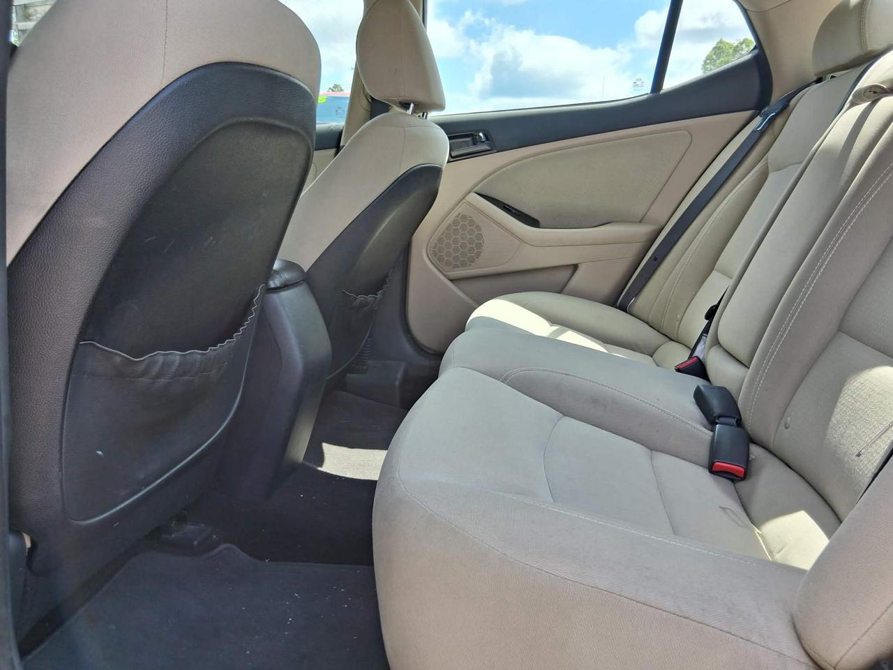 Kia Optima LX MT 2012