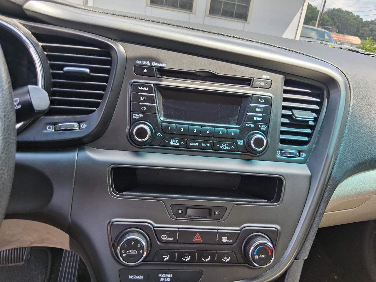 Kia Optima LX MT 2012