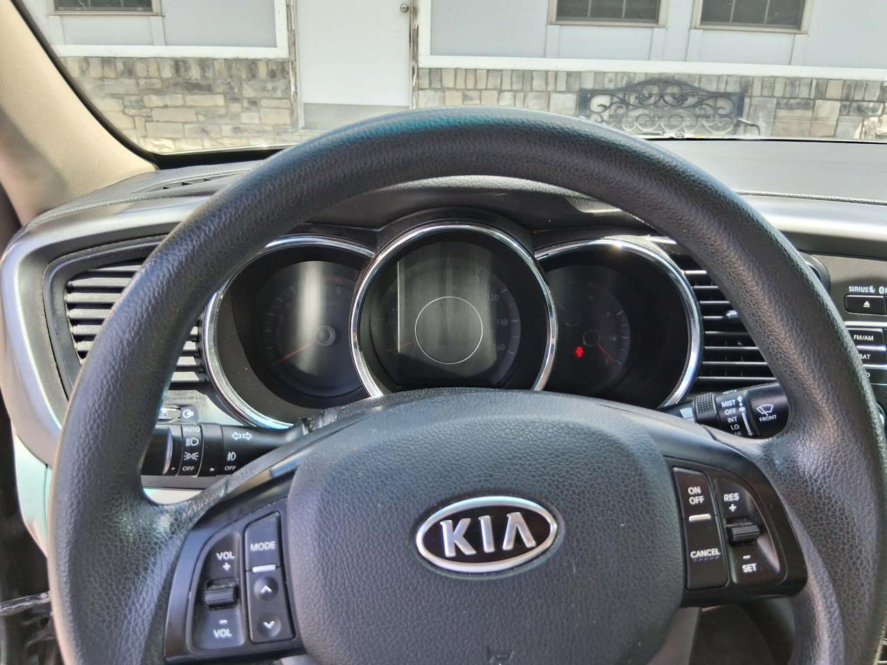 Kia Optima LX MT 2012