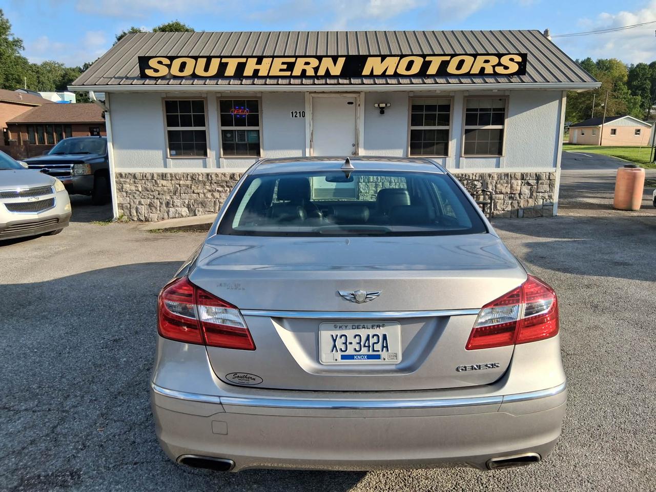 Hyundai Genesis 4dr Sdn V6 3.8L 2013