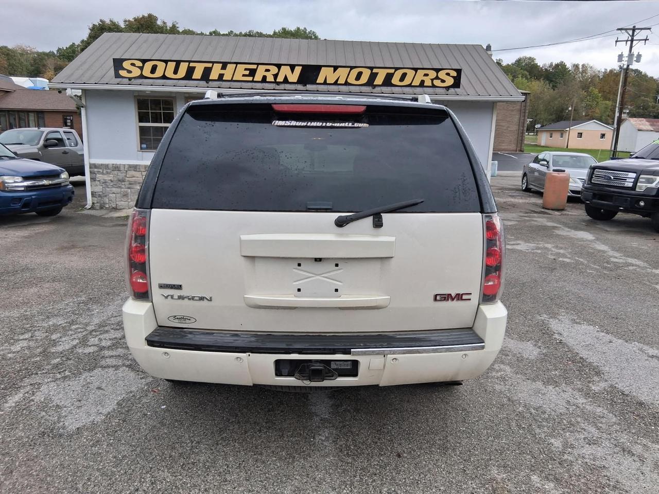 GMC Yukon Denali AWD 2010