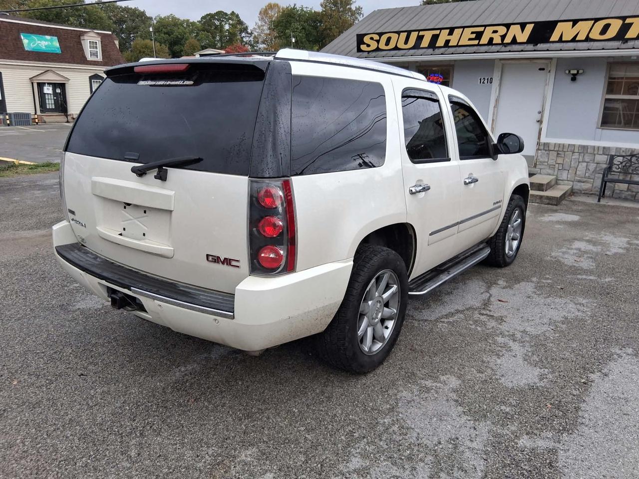 GMC Yukon Denali AWD 2010