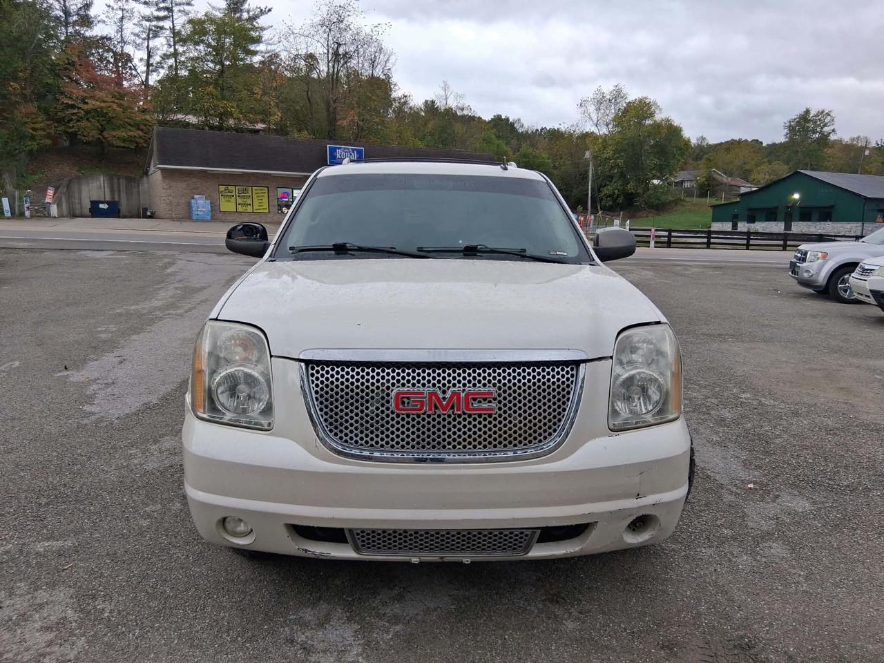 GMC Yukon Denali AWD 2010