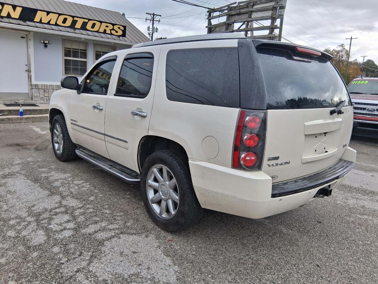 GMC Yukon Denali AWD 2010