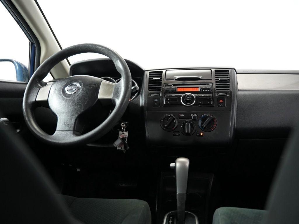 Nissan Versa 5dr HB Auto 1.8 S 2012