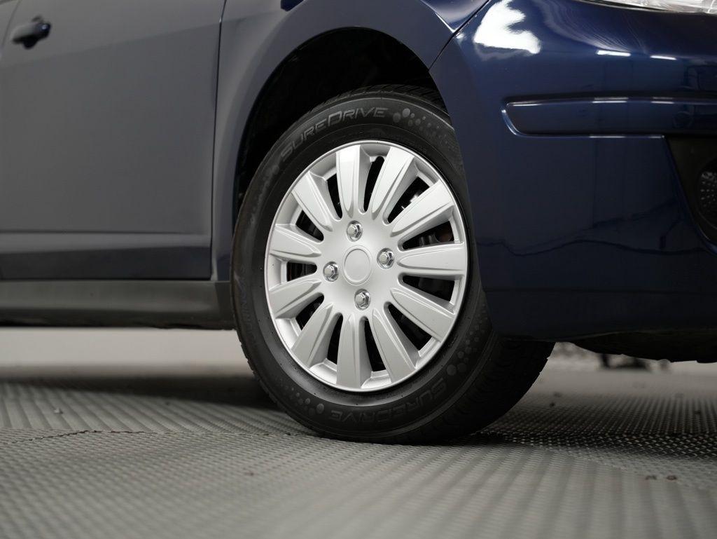 Nissan Versa 5dr HB Auto 1.8 S 2012