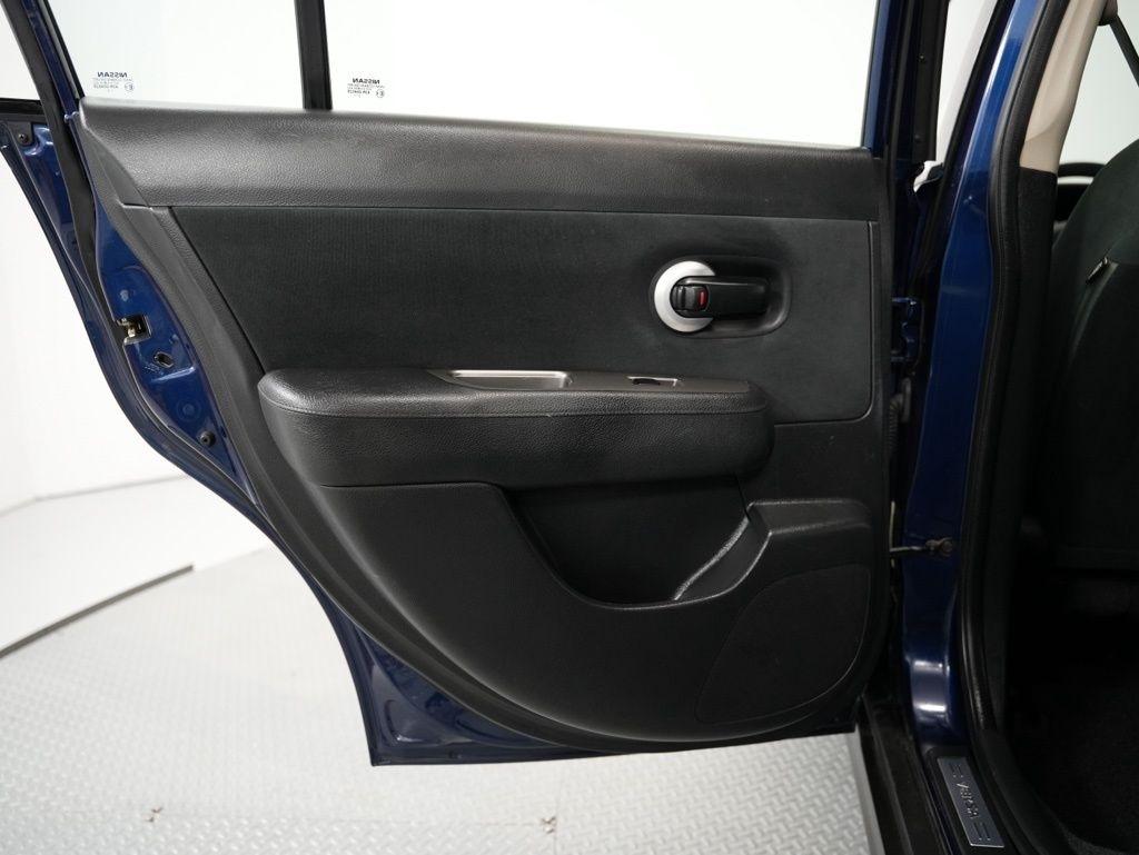 Nissan Versa 5dr HB Auto 1.8 S 2012