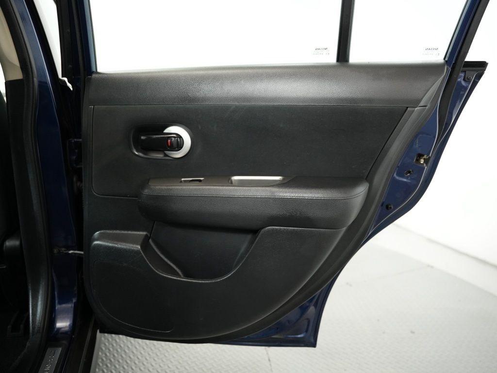 Nissan Versa 5dr HB Auto 1.8 S 2012