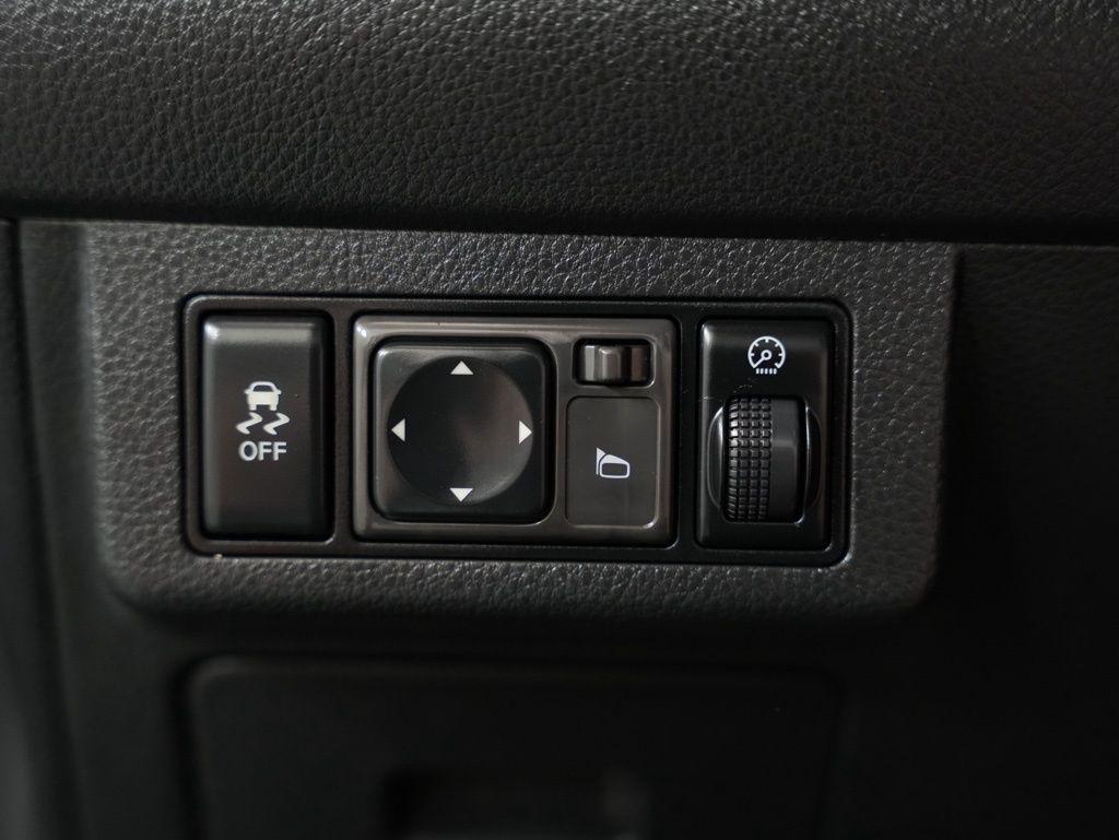 Nissan Versa 5dr HB Auto 1.8 S 2012