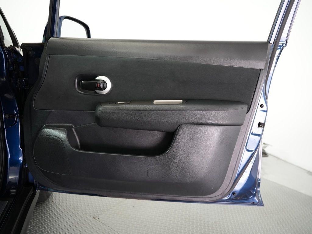 Nissan Versa 5dr HB Auto 1.8 S 2012