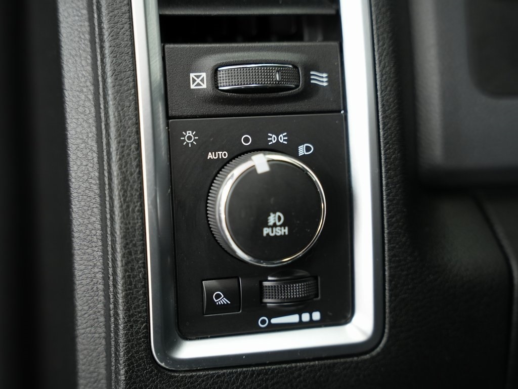 RAM 1500 4WD Crew Cab 140.5" Big Horn 2015