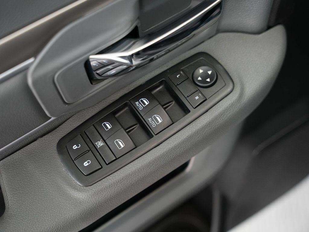 RAM 1500 4WD Crew Cab 140.5" Big Horn 2015