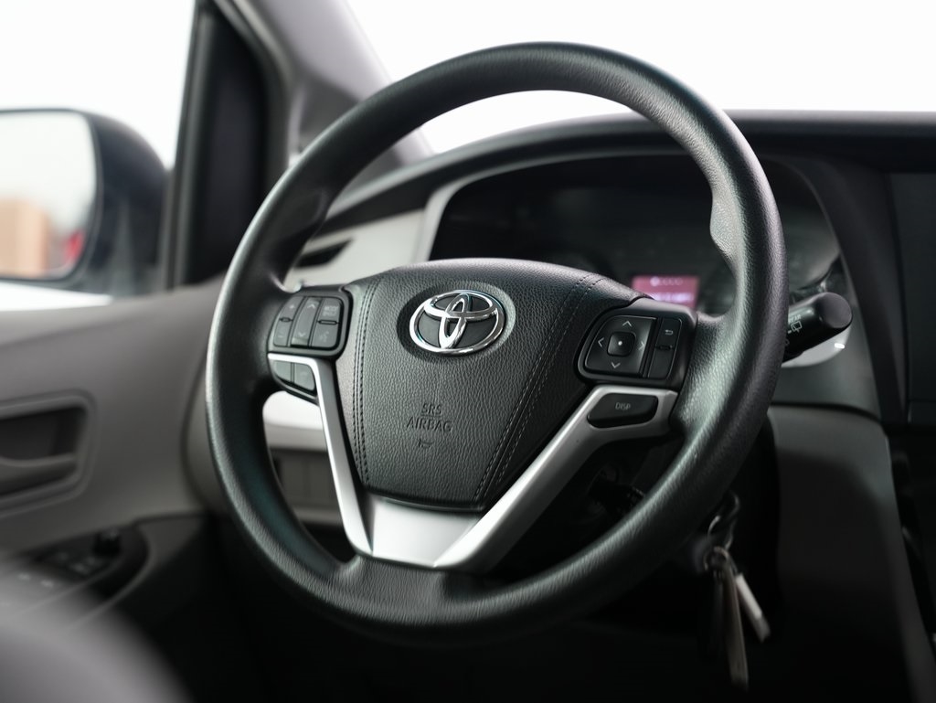 Toyota Sienna 5dr 7-Pass Van L FWD (Natl) 2015 Toyota Sienna 5dr 7-Pass Van L FWD (Natl) 2015