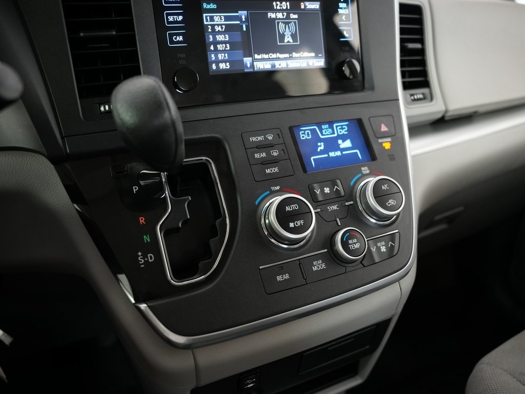 Toyota Sienna 5dr 7-Pass Van L FWD (Natl) 2015 Toyota Sienna 5dr 7-Pass Van L FWD (Natl) 2015