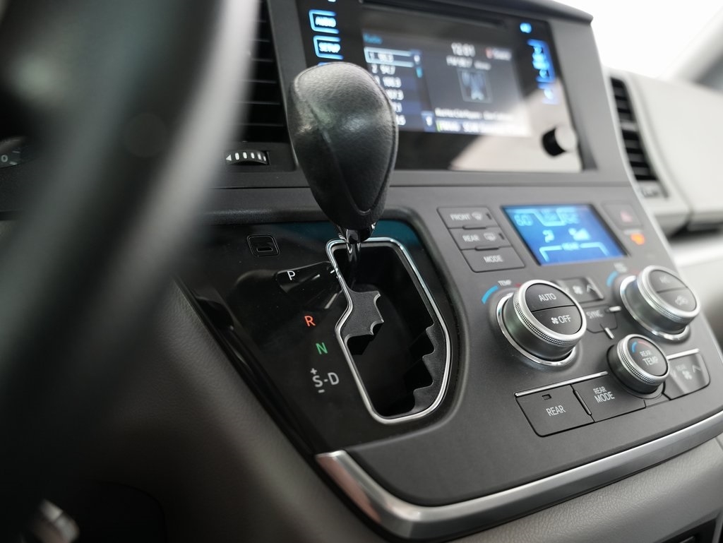 Toyota Sienna 5dr 7-Pass Van L FWD (Natl) 2015 Toyota Sienna 5dr 7-Pass Van L FWD (Natl) 2015