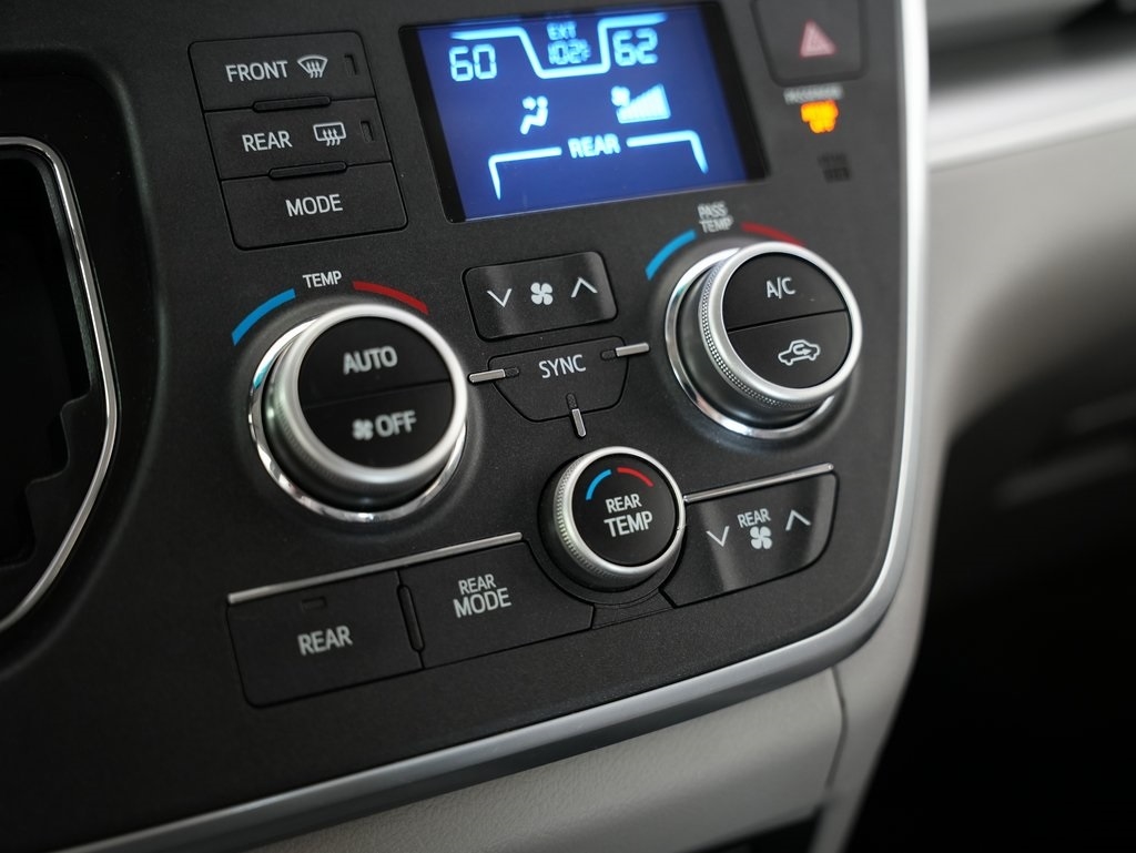 Toyota Sienna 5dr 7-Pass Van L FWD (Natl) 2015 Toyota Sienna 5dr 7-Pass Van L FWD (Natl) 2015