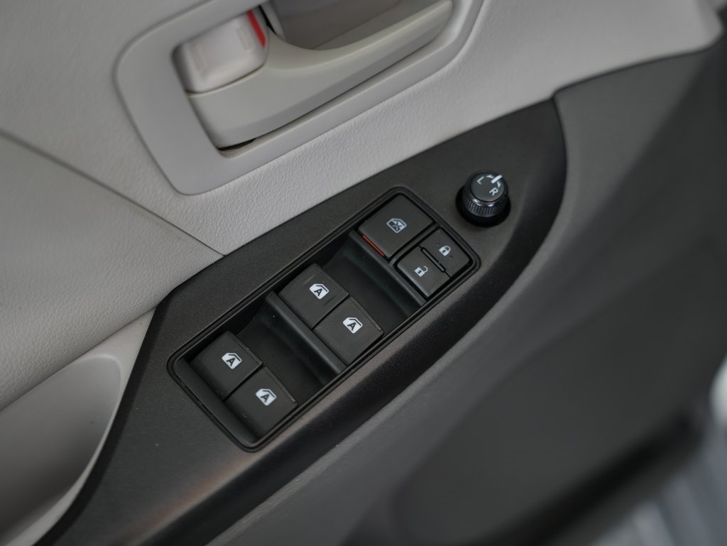 Toyota Sienna 5dr 7-Pass Van L FWD (Natl) 2015 Toyota Sienna 5dr 7-Pass Van L FWD (Natl) 2015
