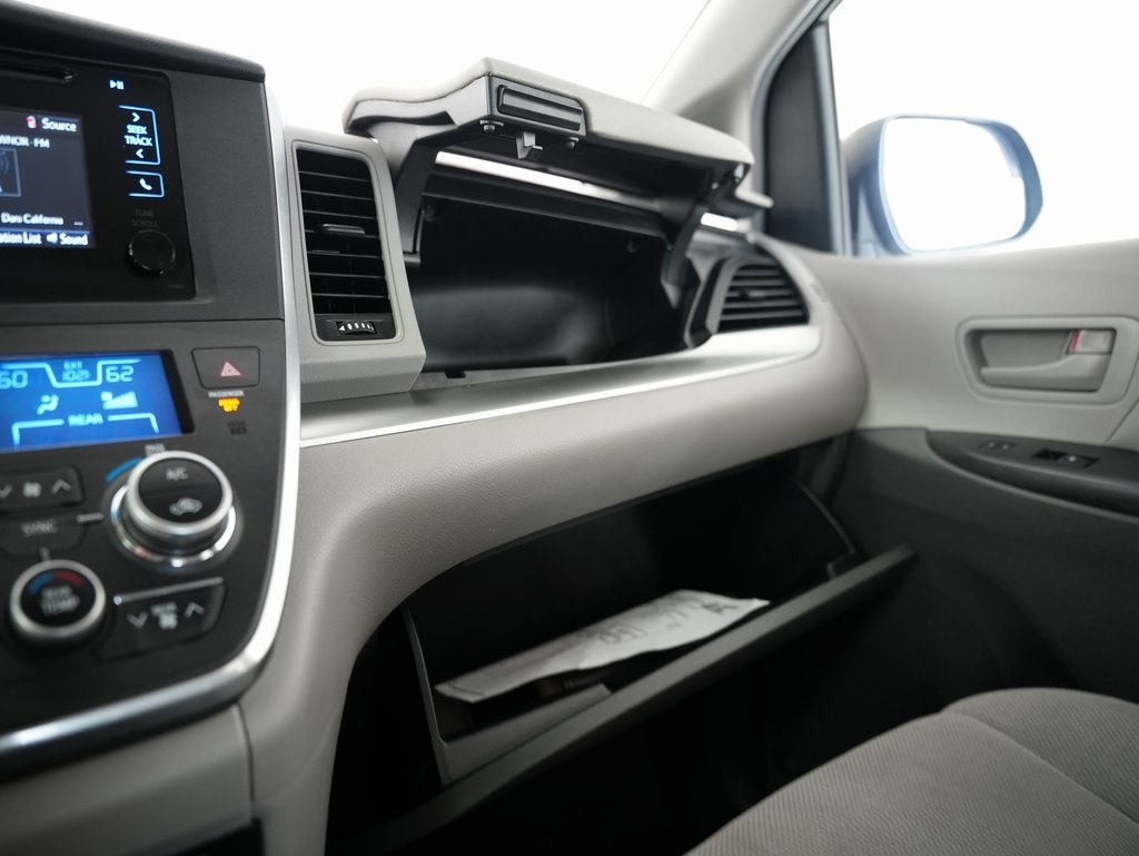 Toyota Sienna 5dr 7-Pass Van L FWD (Natl) 2015 Toyota Sienna 5dr 7-Pass Van L FWD (Natl) 2015