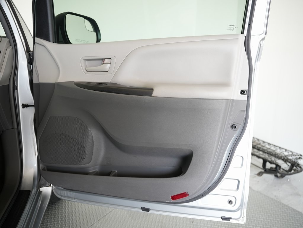 Toyota Sienna 5dr 7-Pass Van L FWD (Natl) 2015 Toyota Sienna 5dr 7-Pass Van L FWD (Natl) 2015