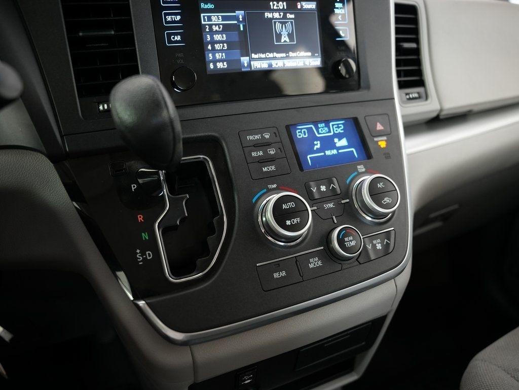 Toyota Sienna 5dr 7-Pass Van L FWD (Natl) 2015