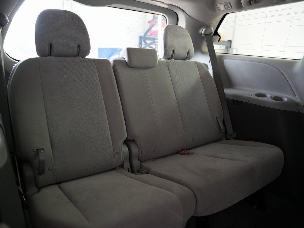 Toyota Sienna 5dr 7-Pass Van L FWD (Natl) 2015