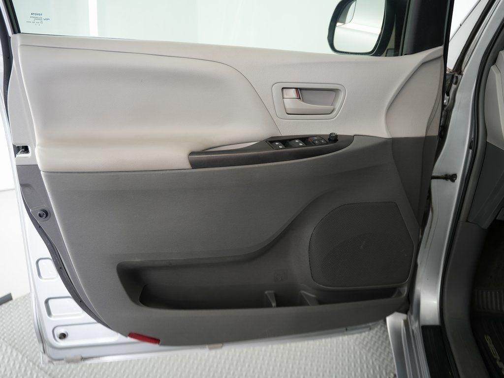 Toyota Sienna 5dr 7-Pass Van L FWD (Natl) 2015