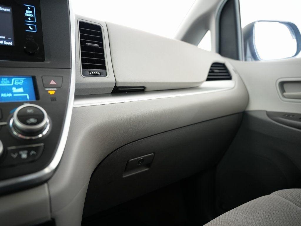 Toyota Sienna 5dr 7-Pass Van L FWD (Natl) 2015