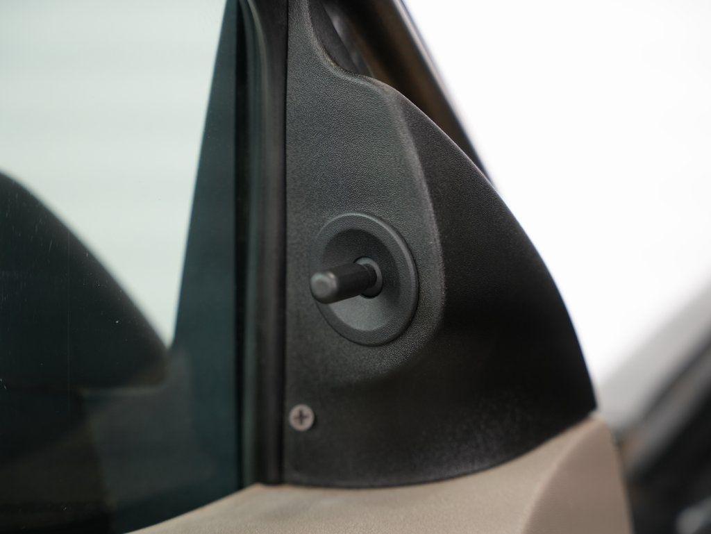 Ford Focus 4dr Sdn S 2009