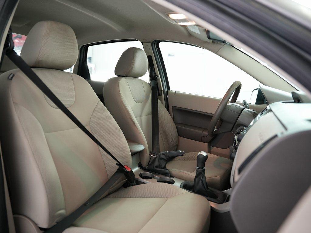 Ford Focus 4dr Sdn S 2009