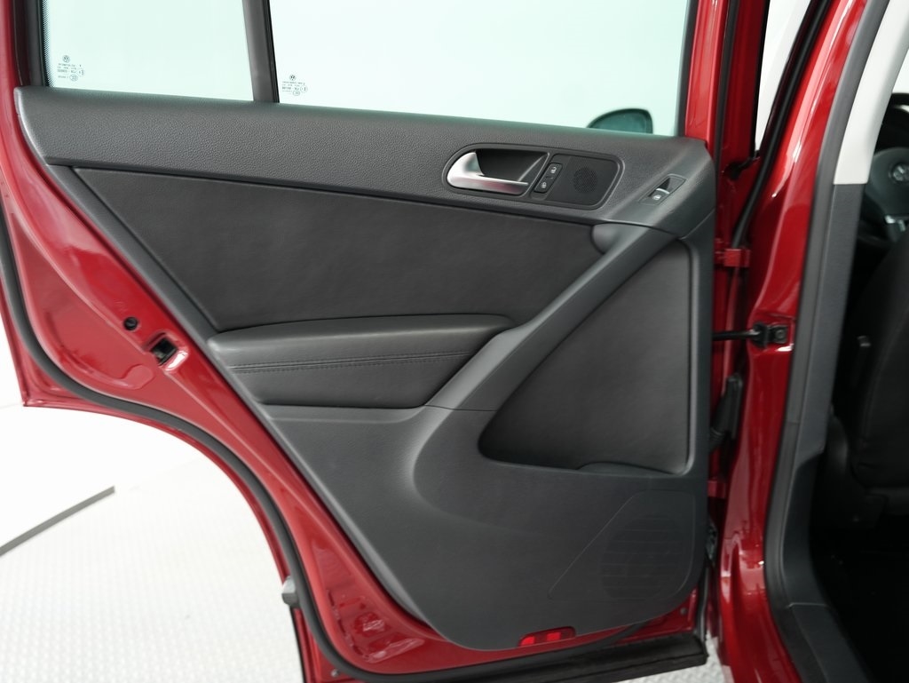 Volkswagen Tiguan 4WD 4dr Auto SEL w/Premium Nav & Dynaudio 2012 Volkswagen Tiguan 4WD 4dr Auto SEL w/Premium Nav & Dynaudio 2012