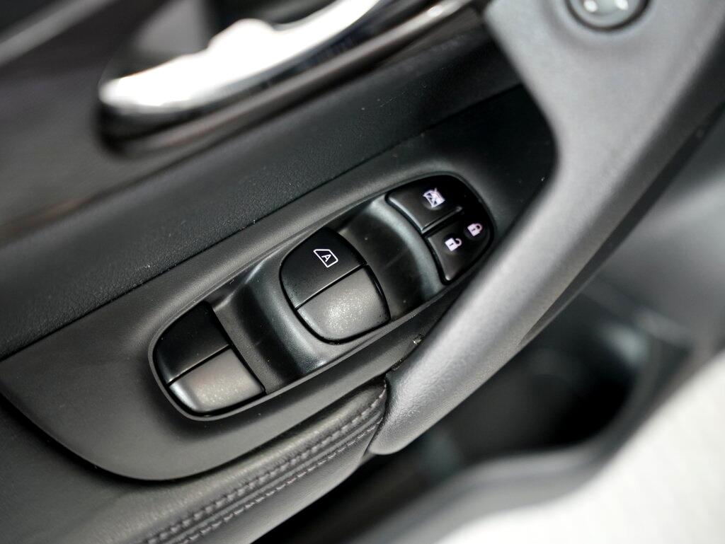 2019 Nissan Rogue AWD SV photo 42