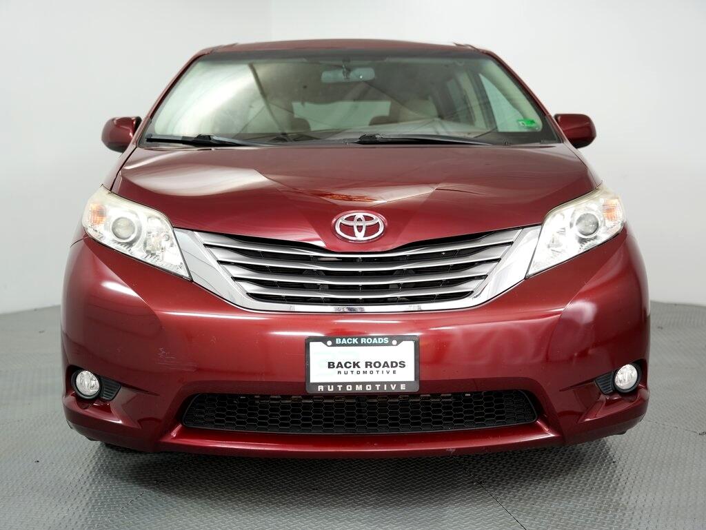 2017 Toyota Sienna XLE photo 2