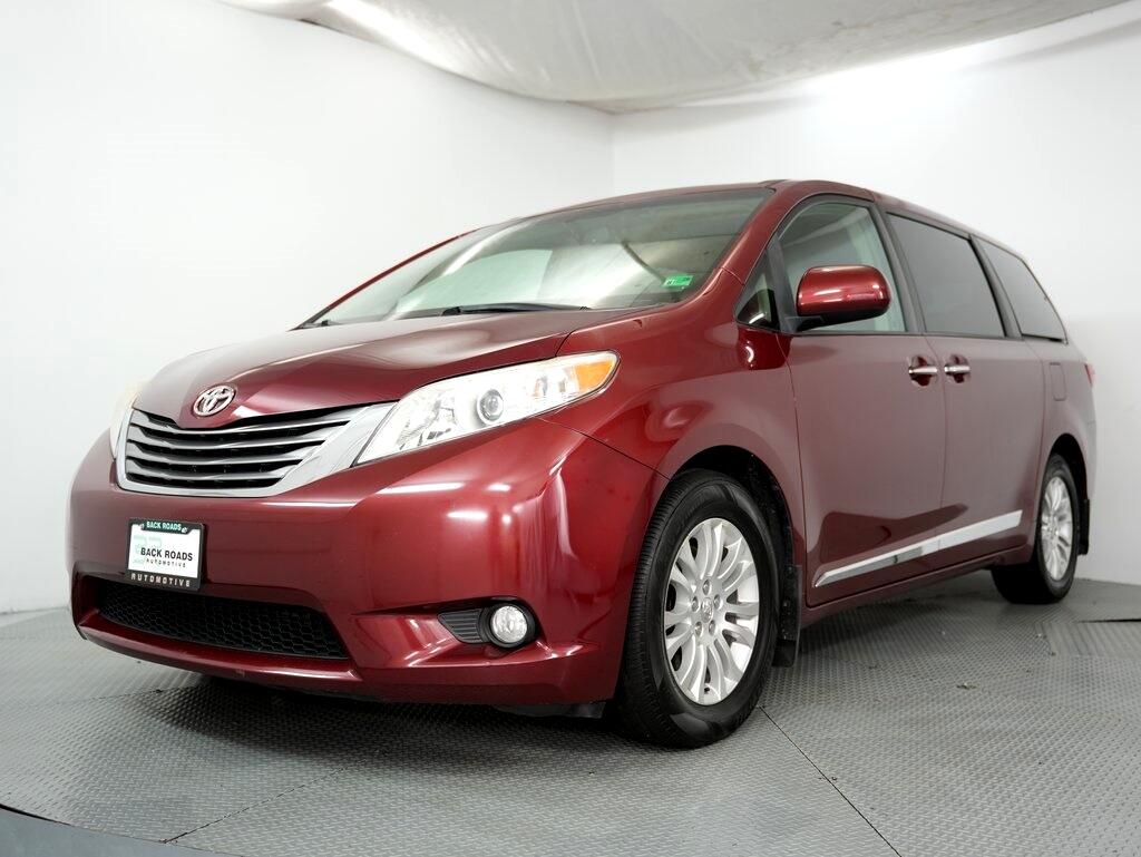 2017 Toyota Sienna XLE photo 3