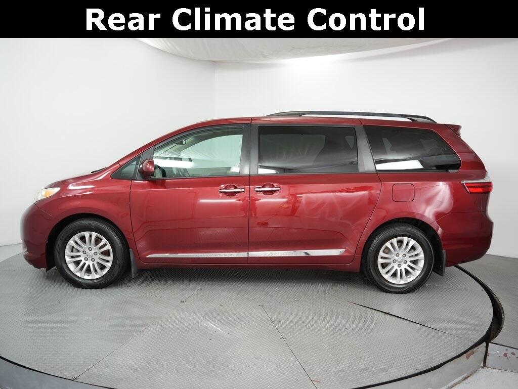 2017 Toyota Sienna XLE photo 4
