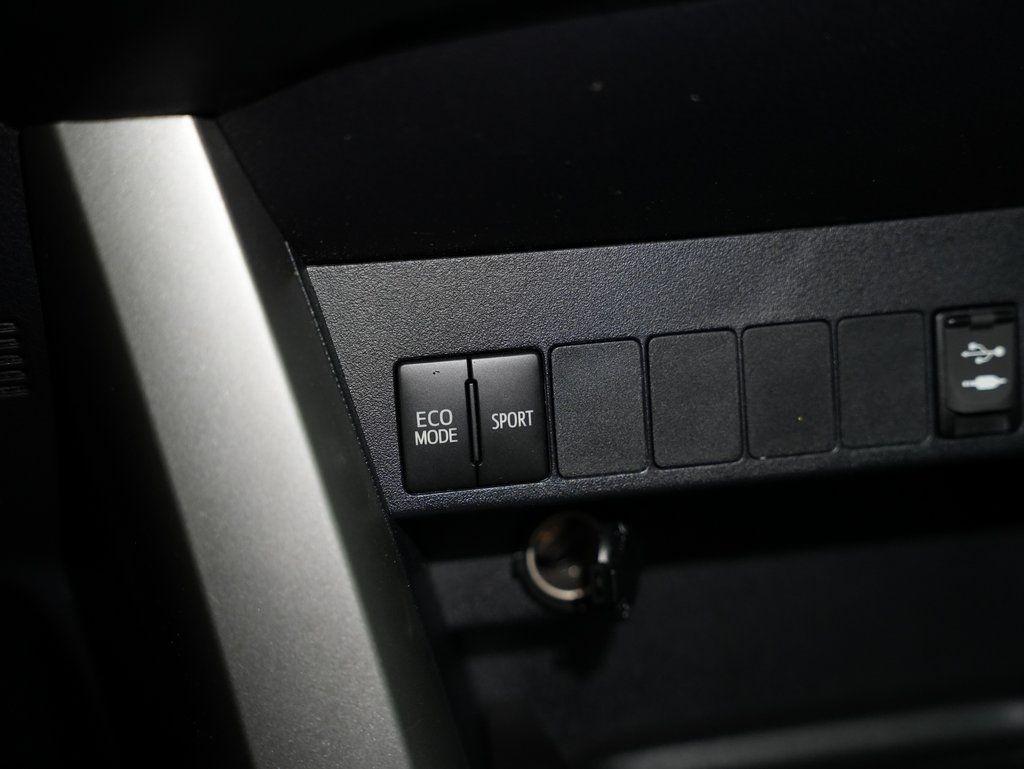 Toyota RAV4 XLE AWD (Natl) 2017