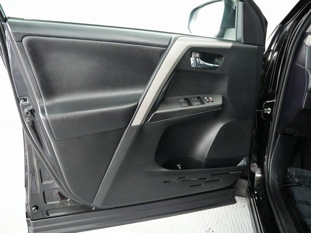 Toyota RAV4 XLE AWD (Natl) 2017