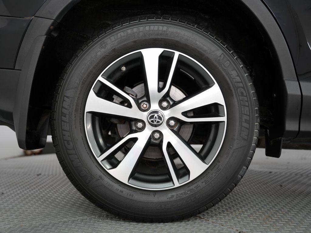 Toyota RAV4 XLE AWD (Natl) 2017