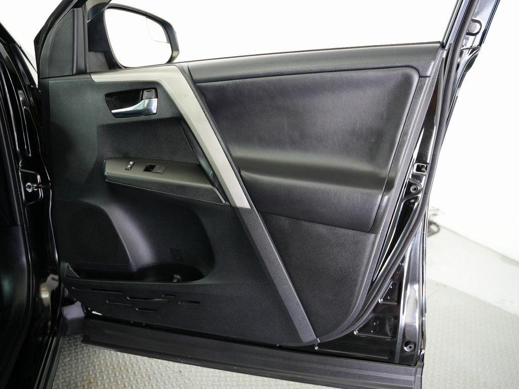 Toyota RAV4 XLE AWD (Natl) 2017