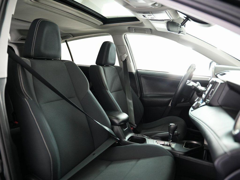 Toyota RAV4 XLE AWD (Natl) 2017