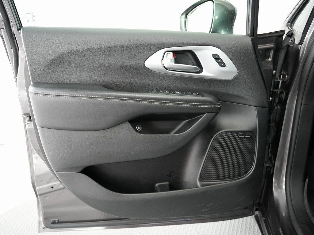 Chrysler Pacifica Hybrid Limited FWD 2019