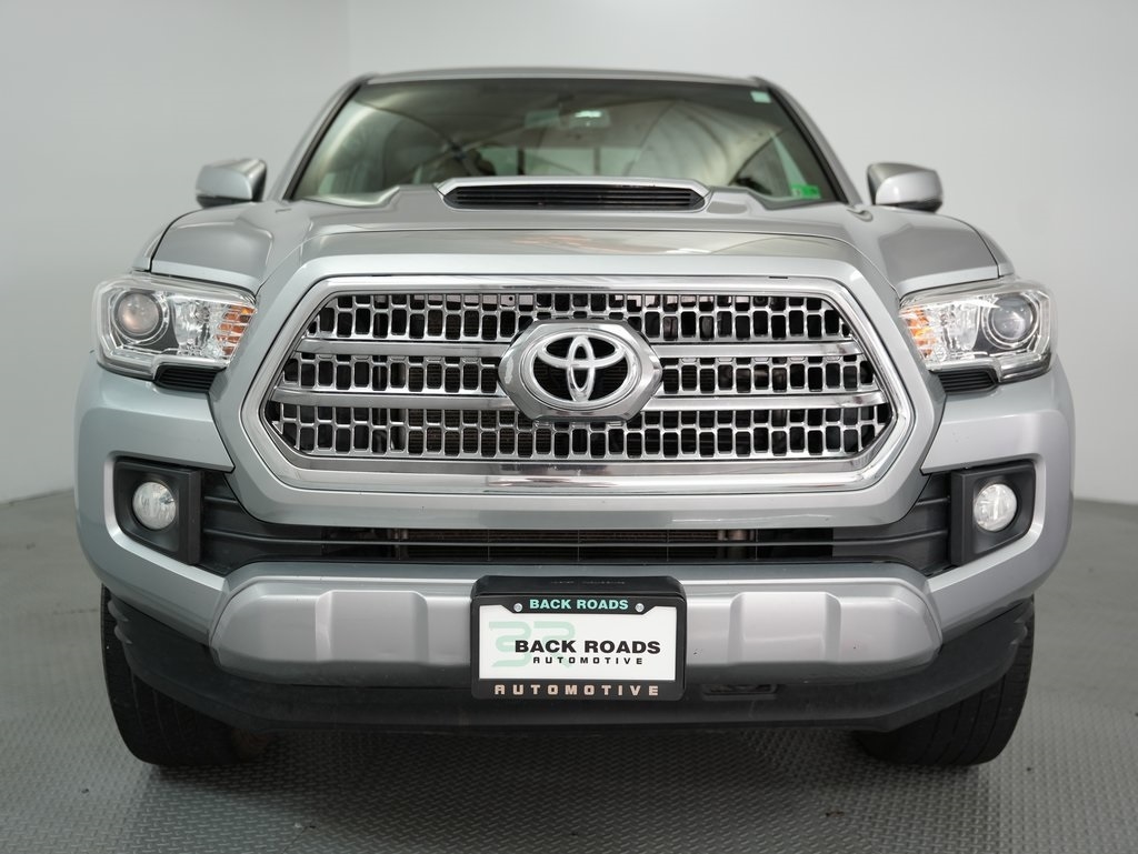 2016 Toyota Tacoma Double Cab V6 SR5 photo 2