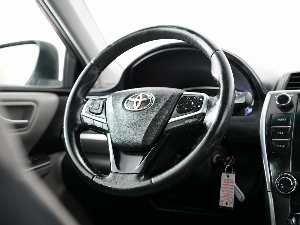2015 Toyota Camry XLE photo 9