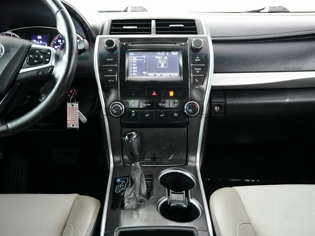 2015 Toyota Camry XLE photo 16