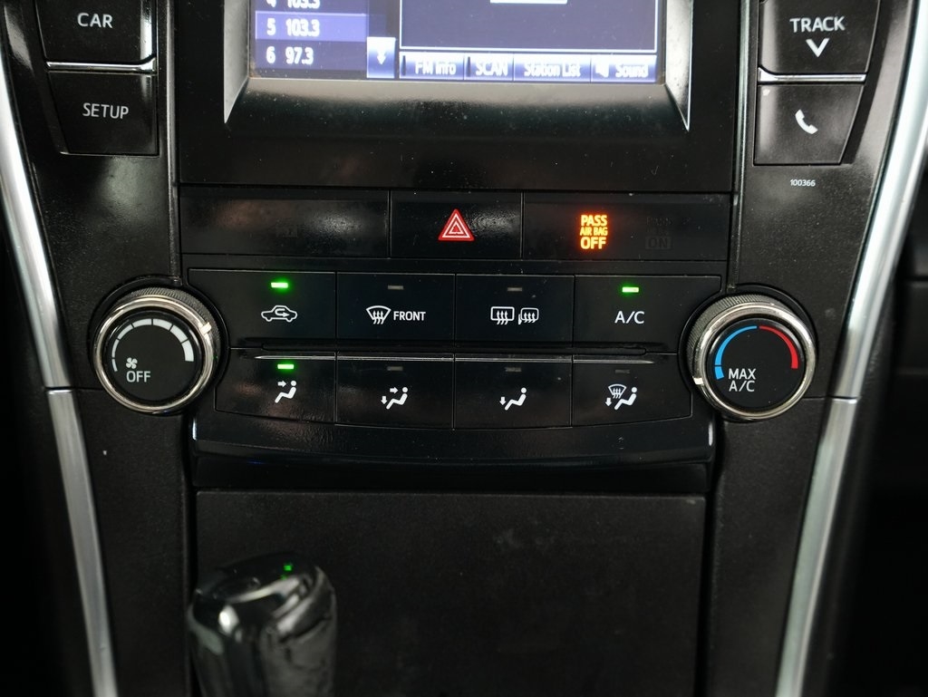 2015 Toyota Camry XLE photo 23