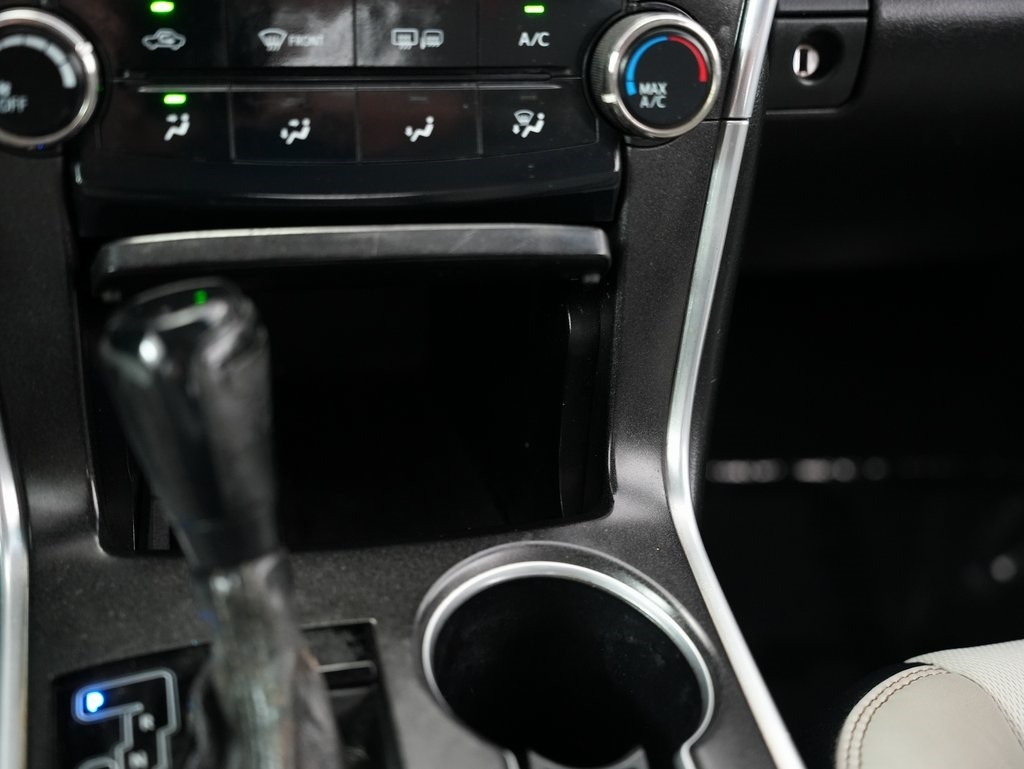 2015 Toyota Camry XLE photo 25