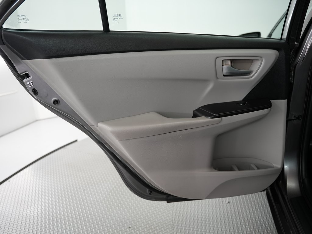 2015 Toyota Camry XLE photo 31