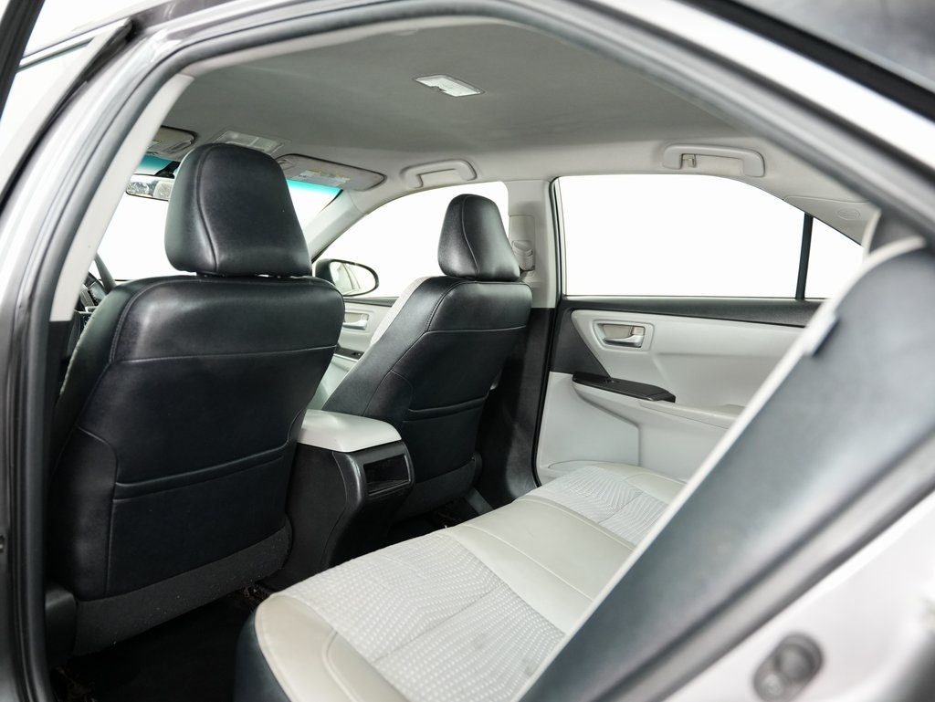 2015 Toyota Camry XLE photo 32
